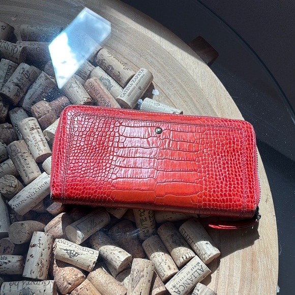 Red Crocodile Embossed Women's Wallet - Picture 1 of 3